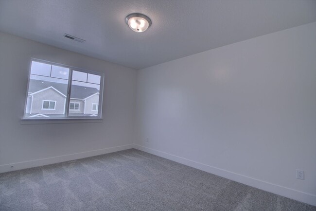 Building Photo - 4 Bedroom 2.5 Bathroom Townhouse in Lehi!