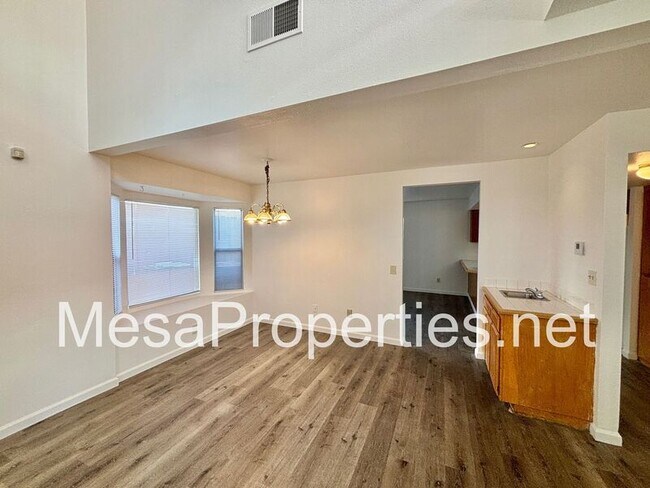 Building Photo - 1584 Sycamore Ln