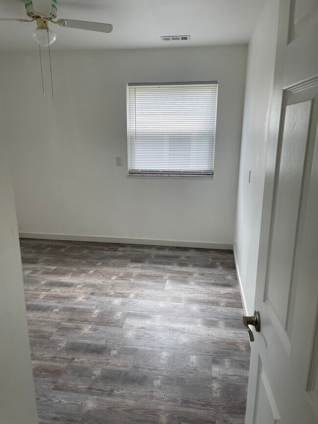 Building Photo - 93 E Hope Dr