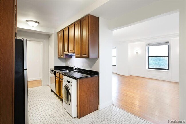 Building Photo - 15 E Kirby St