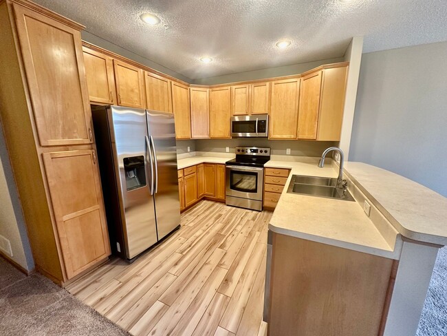 Building Photo - Large and Luxurious 2 Bedroom, 2.5 Bath To...