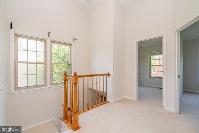 Building Photo - 1275 Quaker Hill Dr