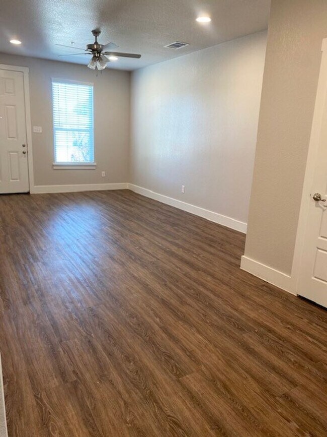 Building Photo - Large Townhome on corner lot