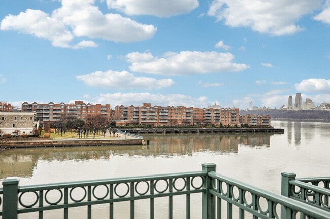 Building Photo - 343 The Promenade