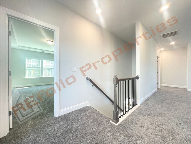 Building Photo - Beautiful 5 Bedroom 2-Car Garage Home with...