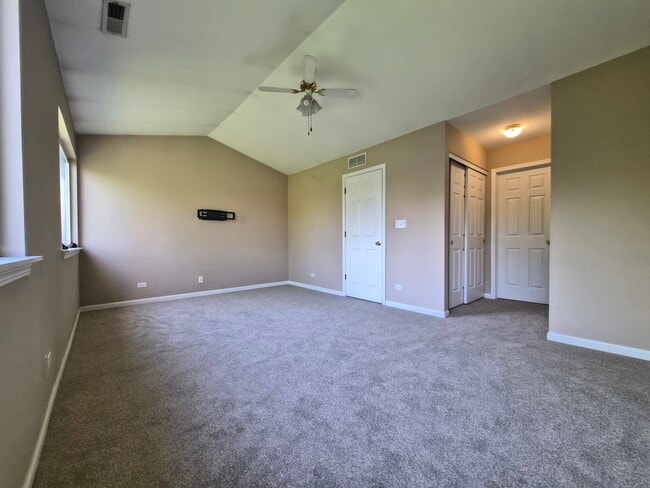 Building Photo - 1015 Woodview Ct
