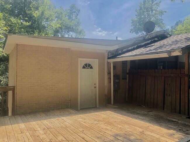 Building Photo - 501 Rosewell Ln