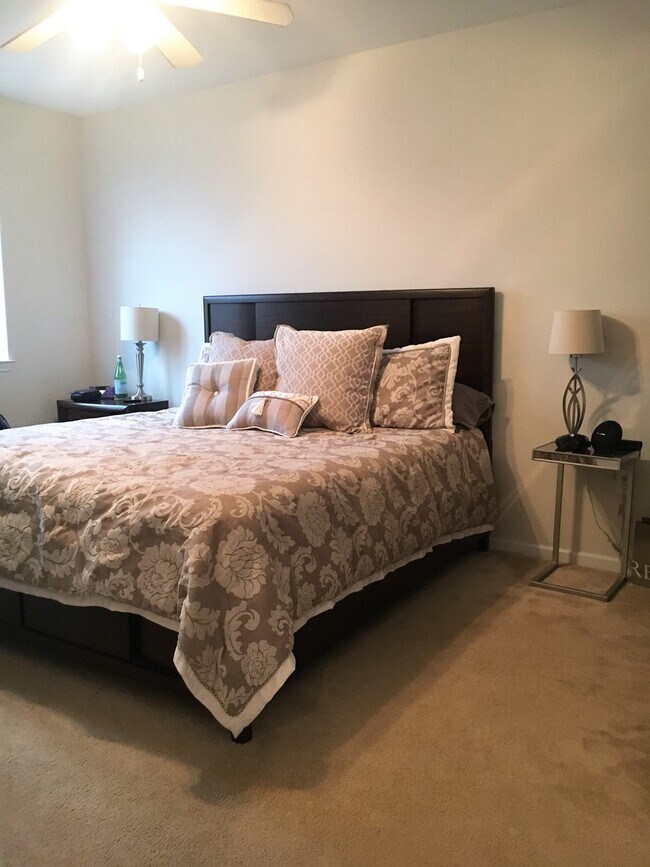 Building Photo - Townhouse in Gated Community with Attached...