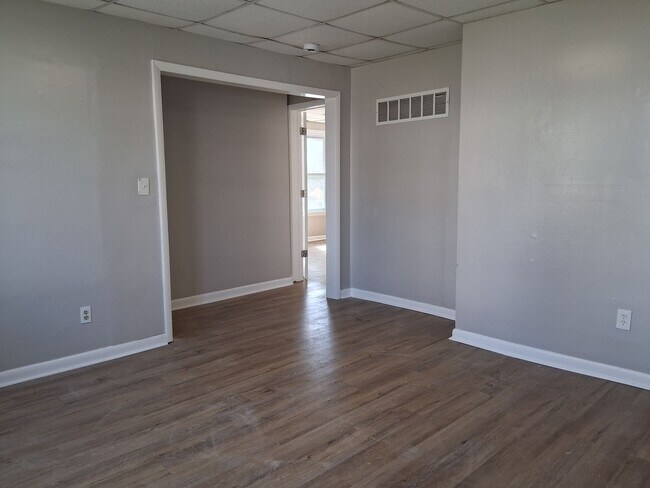 Building Photo - 530 Columbia Ave