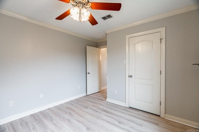 Building Photo - 2423 Palisade Dr