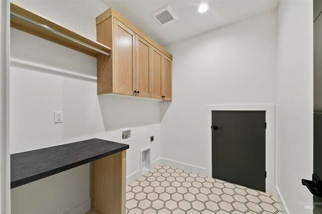 Building Photo - AstoriaTownHome