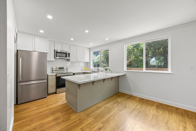 Building Photo - 370 Kawaihae St