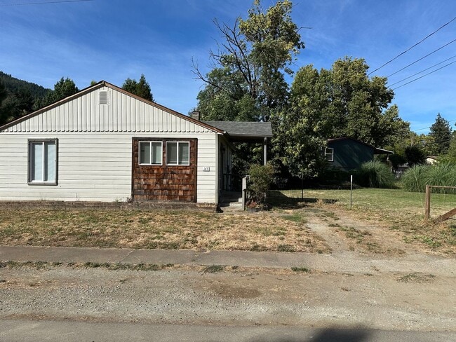 Building Photo - 165 NE Oak St