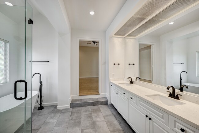Building Photo - 3107 Greenbriar Dr