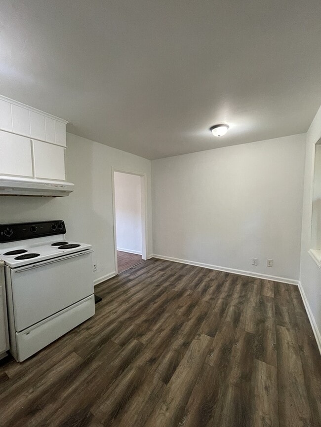 Building Photo - 3 Bedroom 1 Bathroom