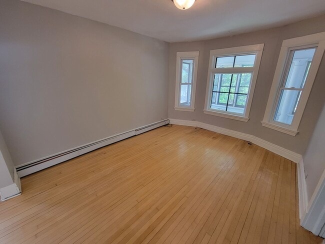 Building Photo - AVAILABLE JUNE 1st - 5 Bed 1.5 Bath Located In East Hillside