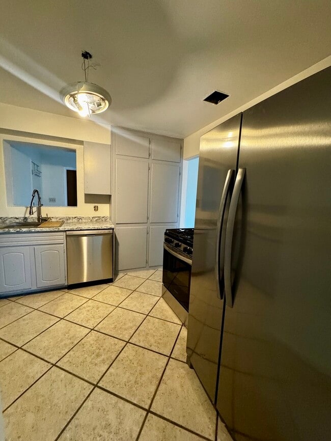 Building Photo - FOR RENT