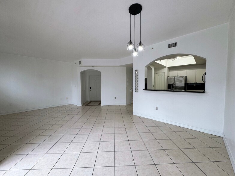 Building Photo - 8886 W Flagler St