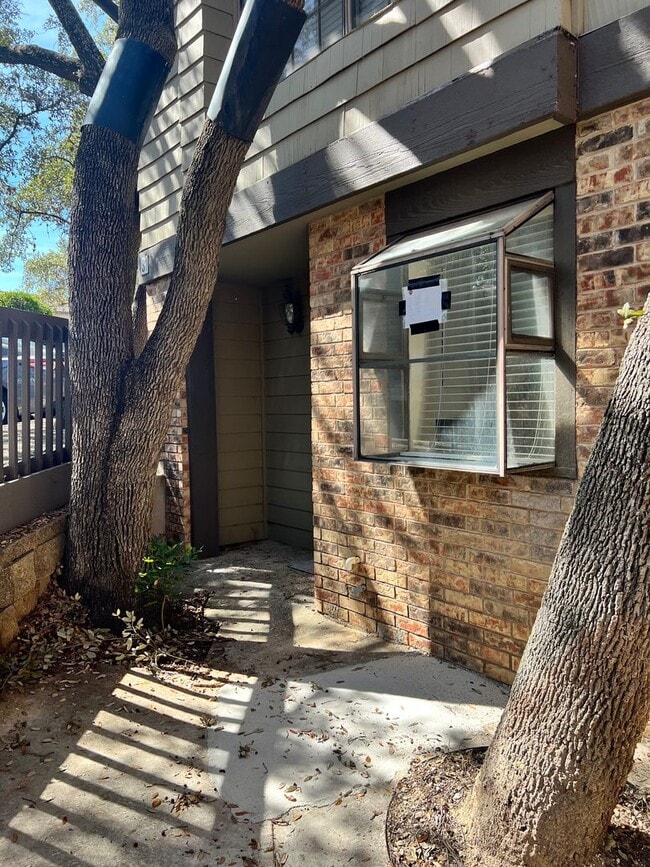 Building Photo - Edgecliff Downstairs 2/1.5 Unit