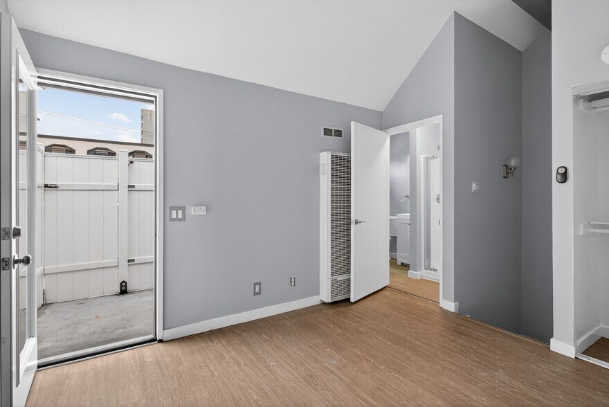 Building Photo - 533 E 11th St