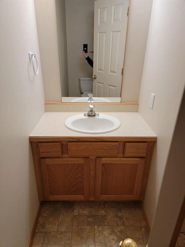 Building Photo - 3 Bedroom 2.5 Bath Townhouse