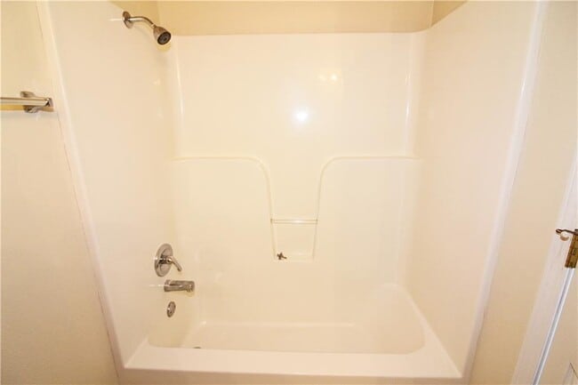 Building Photo - 2515 Parkcrest Dr
