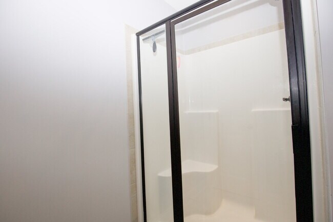 Building Photo - "$500 OFF FIRST MONTH'S RENT IF LEASE IS S...