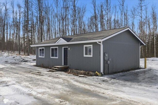 Building Photo - 3 BEDROOM | 2 BATHROOM | ACROSS FROM SCHOOLS