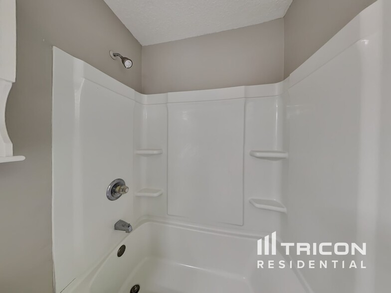 Building Photo - 1303 Eisenhower Dr