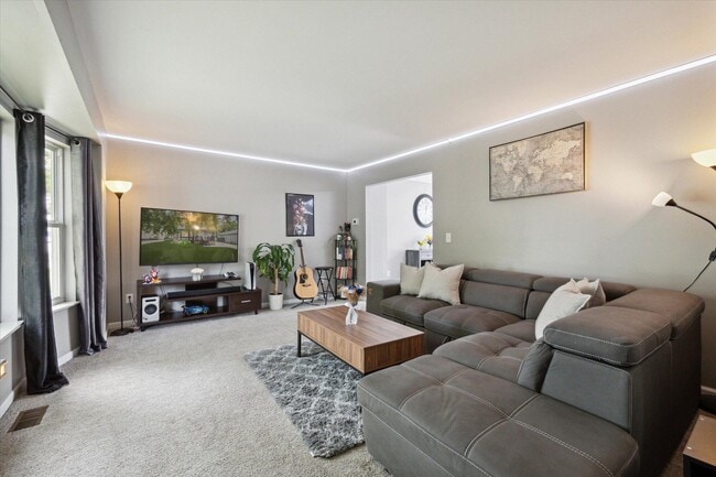 Building Photo - 578 E Mahan Ave