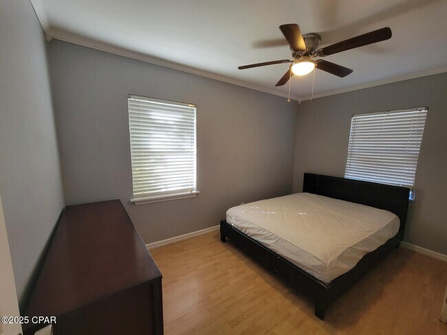 Building Photo - 1405 W 13th St