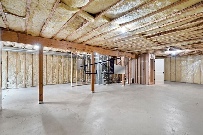 Building Photo - Large Riverdale 4 Bedroom 3.5 Bathroom Tow...