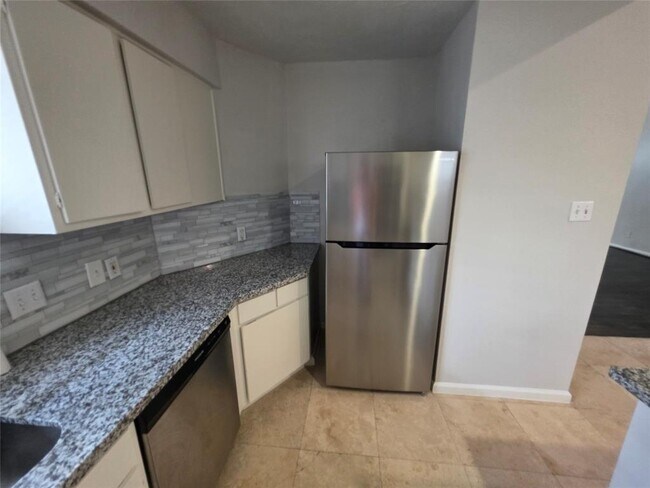 Building Photo - 5026 Birchmont Dr