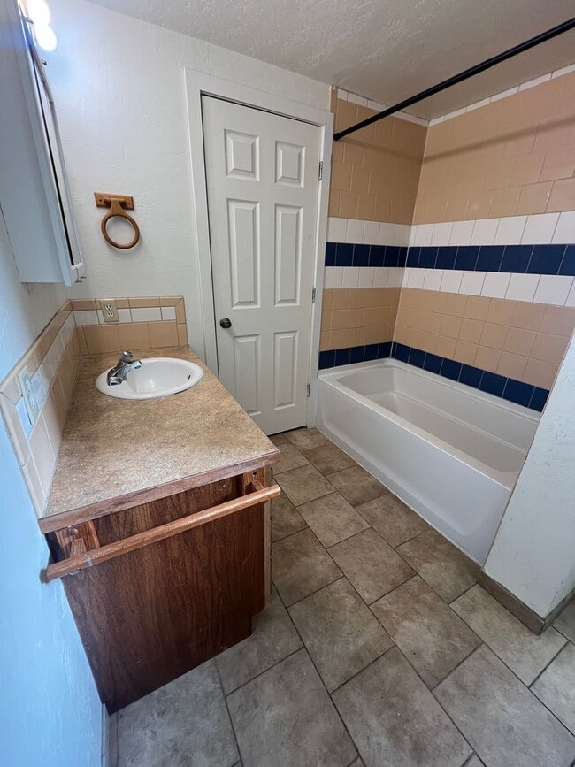 Building Photo - Room to spread out in this 3 Bedroom and 2 Bathroom - Pets Welcome