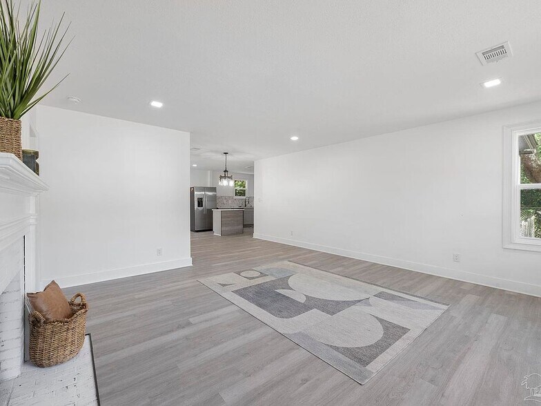 Building Photo - 908 E Lee St