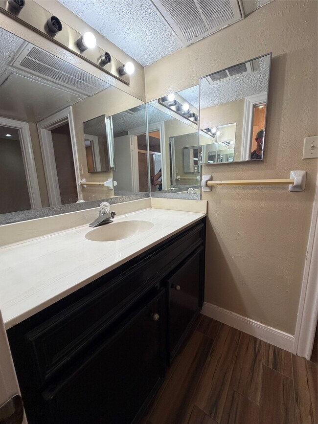 Building Photo - 1901 Brun St