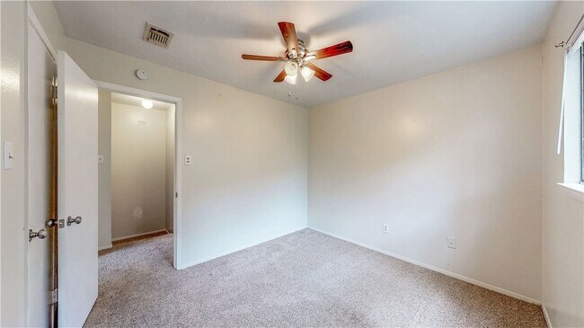 Building Photo - 1002 Verde Dr