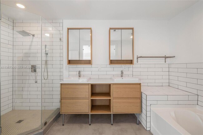 Building Photo - 801 NE 118th St