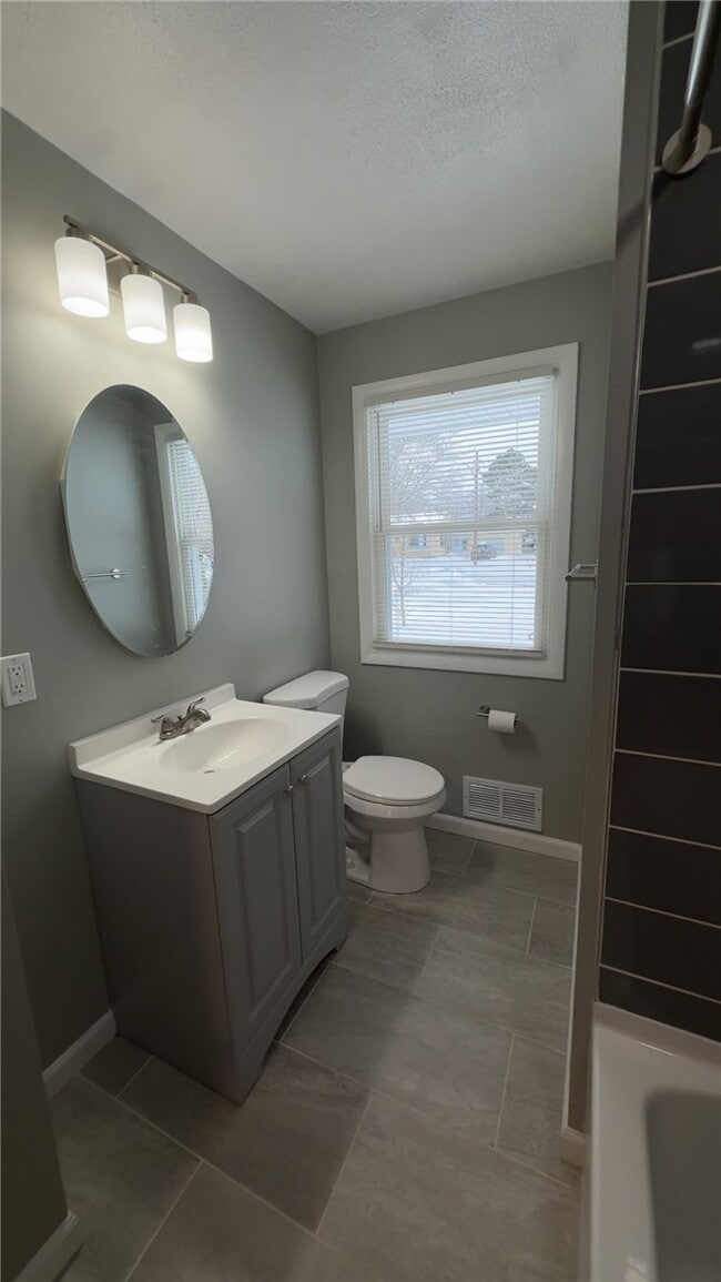 Building Photo - 198 Skycrest Dr