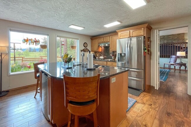 Building Photo - Fully Furnished Home