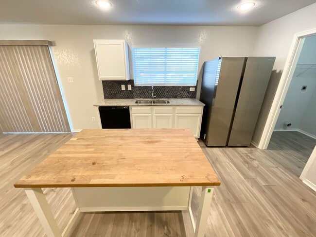 Building Photo - Outstanding 3 bedroom/2.5 bath home in established neighborhood just minutes from Lackland AFB an...