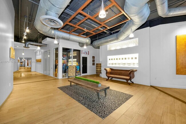 Building Photo - 10 SW South River Dr