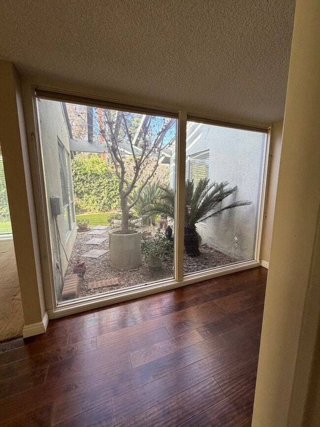 Building Photo - 55 and OLDER KERN CITY 2 BED UPDATED HOME