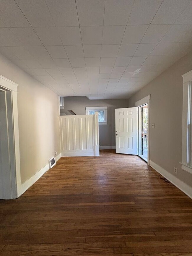 Building Photo - Four bedroom one bathroom home for rent
