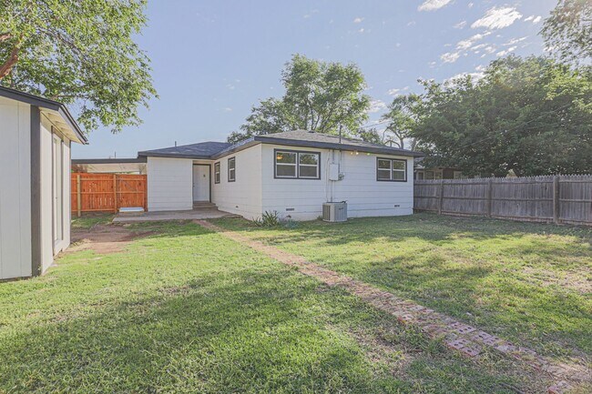 Building Photo - Pre Leasing for fall 2026! 4/2 in Medical District