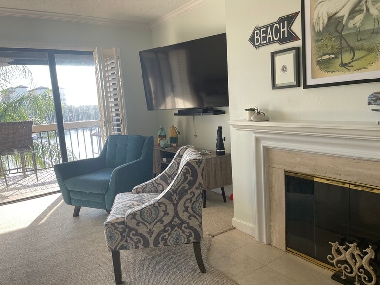 Living room with great views - 2220 Front St