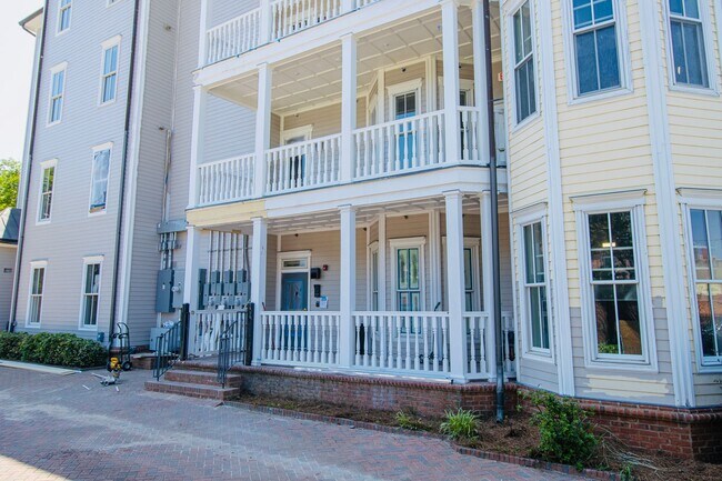 Building Photo - Historic Elegance Meets Modern Luxury – 2 Bed / 2 Bath Apartment in Downtown Columbia