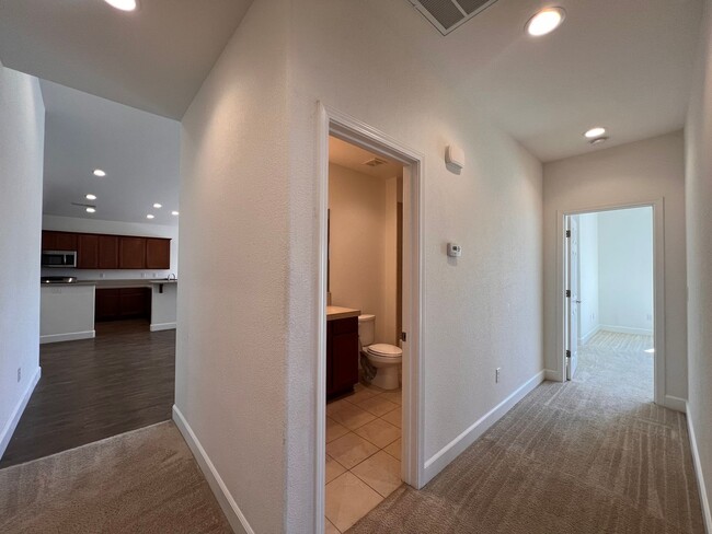 Building Photo - Large 4 bedroom home located in Green Vall...