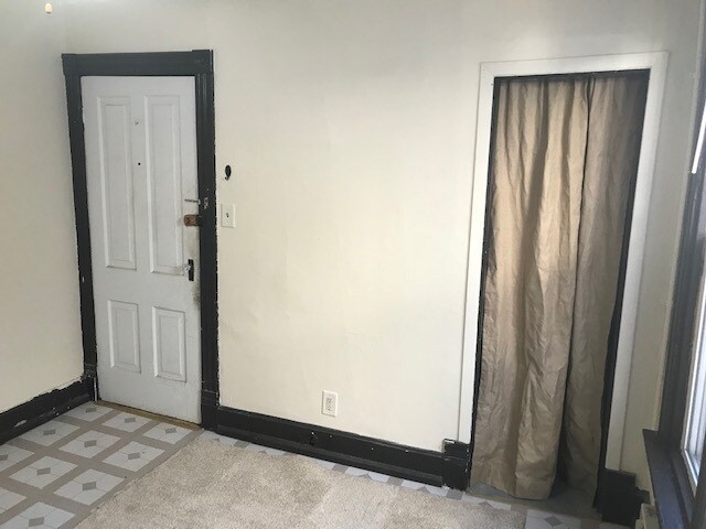 Living room - 123 S 5th St