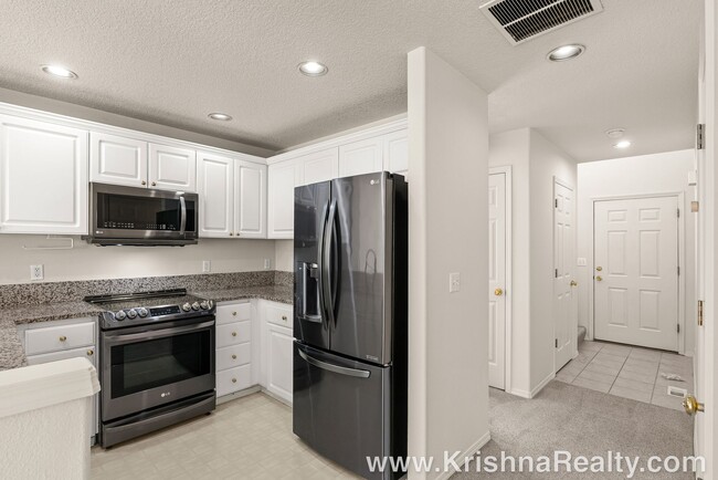 Building Photo - Charming 3 BD* 2.5 BA* Single Family Home ...
